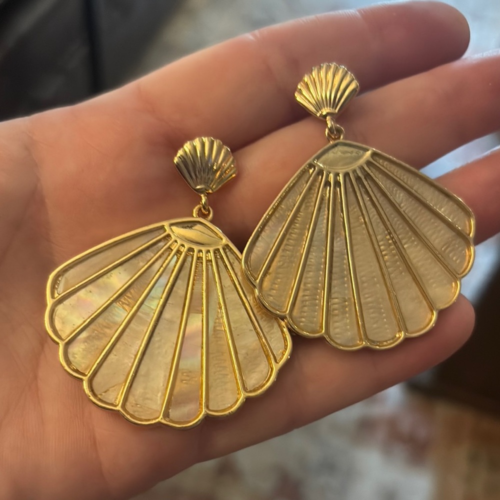 House of Harlow 1960 Gold Scallop Shell Stud Earrings GOLD
